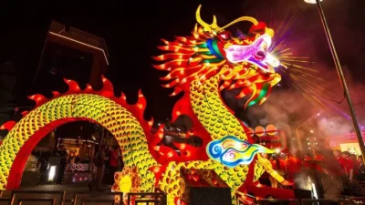 "Simak 5 fakta menarik tentang perayaan Imlek 2577 Kongzili di tahun 2026, mulai dari legenda monster Nian hingga filosofi di balik larangan menyapu rumah."