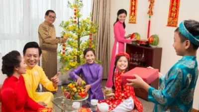 "Jelajahi 5 kebiasaan unik masyarakat Tionghoa menjelang perayaan Imlek. Dari tradisi bersih-bersih rumah hingga melunasi utang demi awal tahun yang baru."