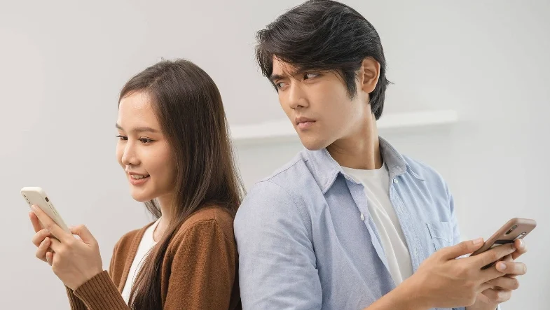 "Kenali 5 tindakan microcheating yang sering tidak disadari namun berisiko merusak kepercayaan. Pahami batasan dalam hubungan agar tetap sehat dan harmonis. "