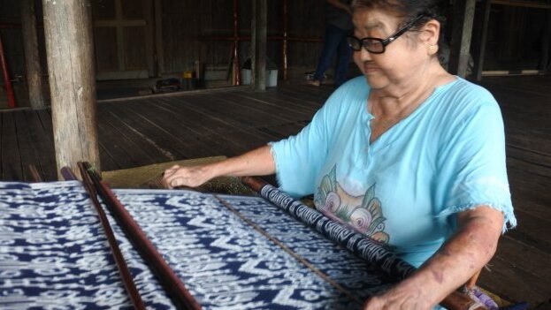"Temukan 5 tradisi unik masyarakat Sintang yang penuh makna budaya. Mulai dari silaturahmi Terempoh, Mandi Taman, hingga menenun ikat di Rumah Betang."