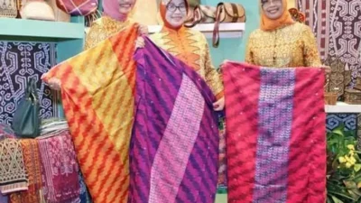 "Kenali 6 keunikan budaya Melayu Kalimantan Barat yang mempesona. Mulai dari tradisi Saprahan yang penuh makna, Kain Corak Insang, hingga dentuman Meriam Karbit yang legendaris."