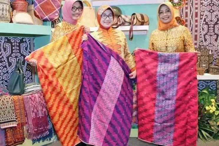 "Kenali 6 keunikan budaya Melayu Kalimantan Barat yang mempesona. Mulai dari tradisi Saprahan yang penuh makna, Kain Corak Insang, hingga dentuman Meriam Karbit yang legendaris."