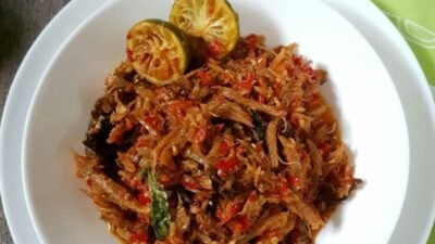 "Catat daftar 6 makanan khas Sintang yang wajib Anda cicipi. Mulai dari segarnya Ikan Asam Pedas, renyahnya Talas Asen, hingga lembutnya Kue Lapis Salju."