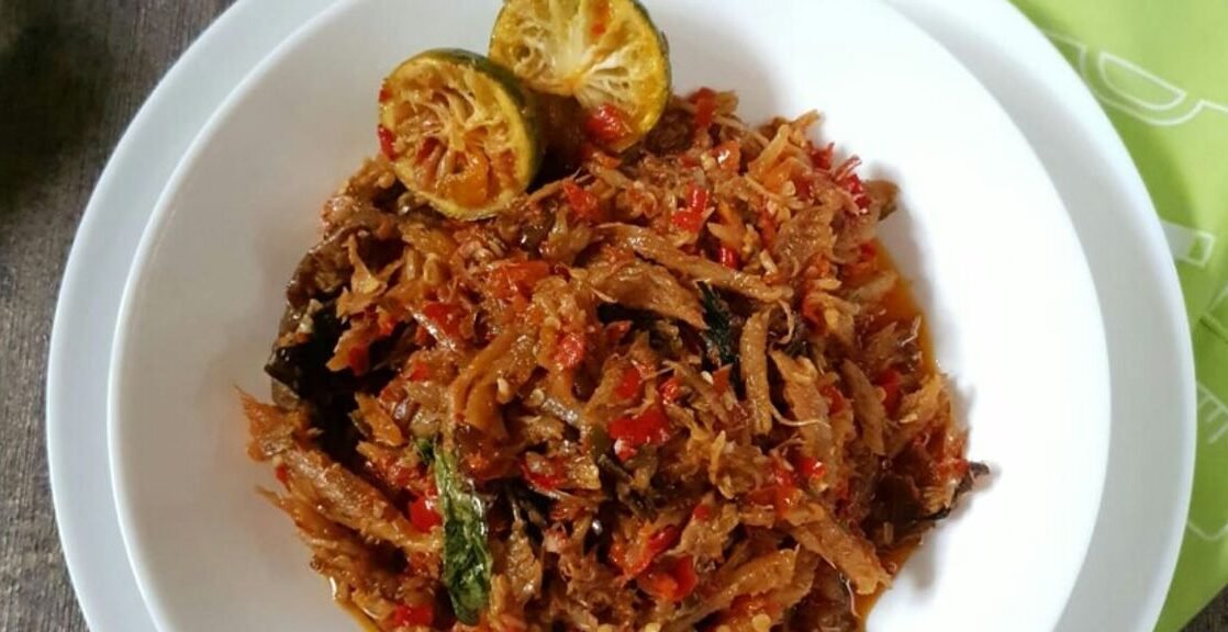 "Catat daftar 6 makanan khas Sintang yang wajib Anda cicipi. Mulai dari segarnya Ikan Asam Pedas, renyahnya Talas Asen, hingga lembutnya Kue Lapis Salju."