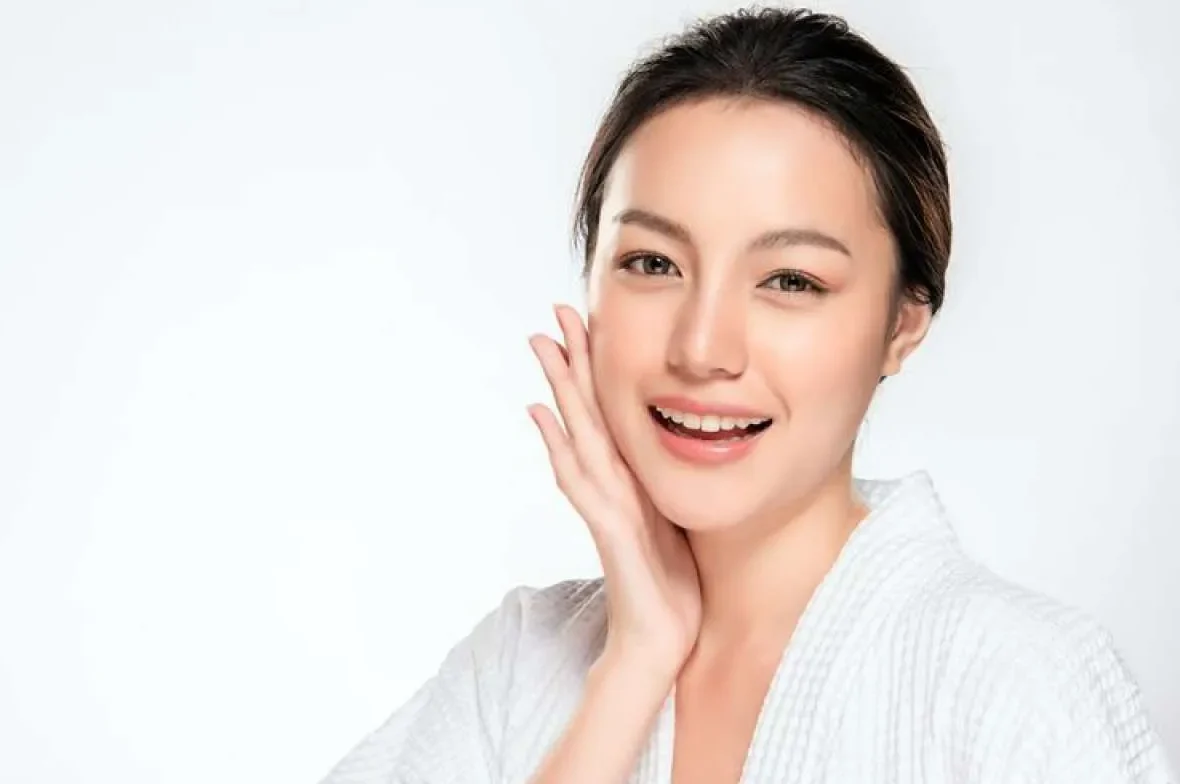 "Merasa wajah cepat kusam dan lelah saat beraktivitas? Simak 6 cara mudah menjaga penampilan tetap segar, berenergi, dan glowing dari pagi hingga malam hari."