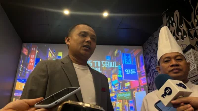 "Hotel Neo Pontianak menghadirkan "60 Seconds to Seoul", program pop-up kuliner Korea dengan harga terjangkau. Nikmati sensasi street food Seoul mulai Rp30 ribuan."