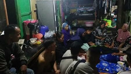 Rumah duka korban pejalan kaki yang meninggal dunia akibat kecelakaan maut di Jalan Lintas Selatan, Dusun Brantas, Desa Riam Piyang, Bunut Hulu, Kapuas Hulu, Jumat (13/2/2026).