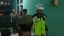 Aparat gabungan menyisir lorong kamar sebuah penginapan saat menggelar operasi penertiban Perda di Kota Nanga Pinoh, Kabupaten Melawi.