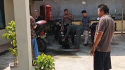 Aparat kepolisian dari Polres Kubu Raya saat melakukan olah TKP di lingkungan SMPN 3 Sungai Raya pasca aksi pelemparan bom molotov oleh seorang pria, Selasa (3/2/2026).