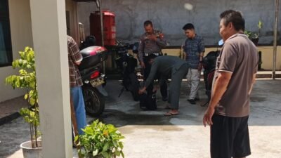 Aparat kepolisian dari Polres Kubu Raya saat melakukan olah TKP di lingkungan SMPN 3 Sungai Raya pasca aksi pelemparan bom molotov oleh seorang pria, Selasa (3/2/2026).