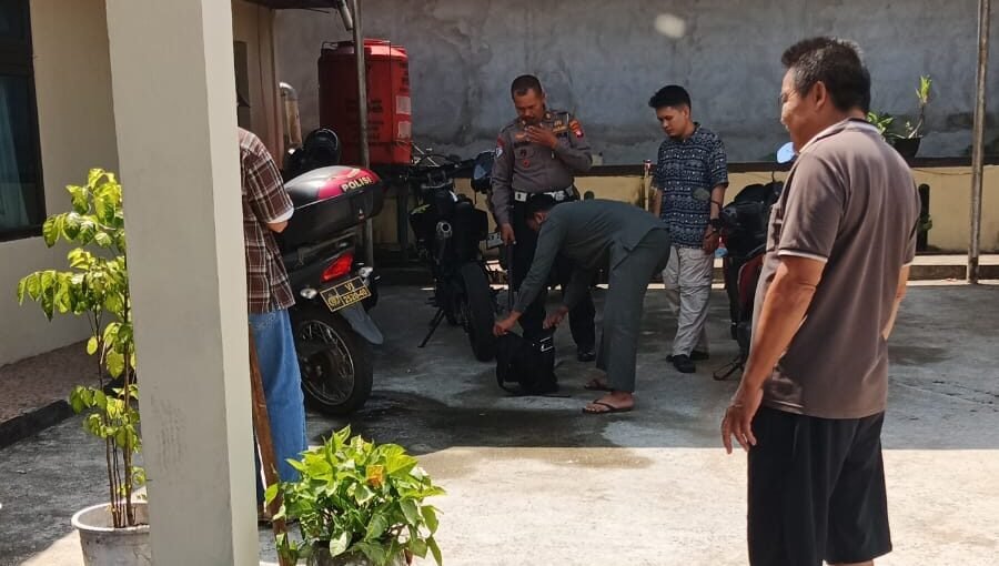 Aparat kepolisian dari Polres Kubu Raya saat melakukan olah TKP di lingkungan SMPN 3 Sungai Raya pasca aksi pelemparan bom molotov oleh seorang pria, Selasa (3/2/2026).