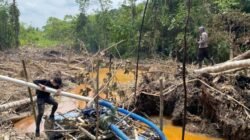 Aparat tertibkan tambang emas ilegal di Desa Berakak akibat Dampak PETI di Sungai Tayan yang merusak kualitas air bersih warga Kecamatan Tayan Hulu.