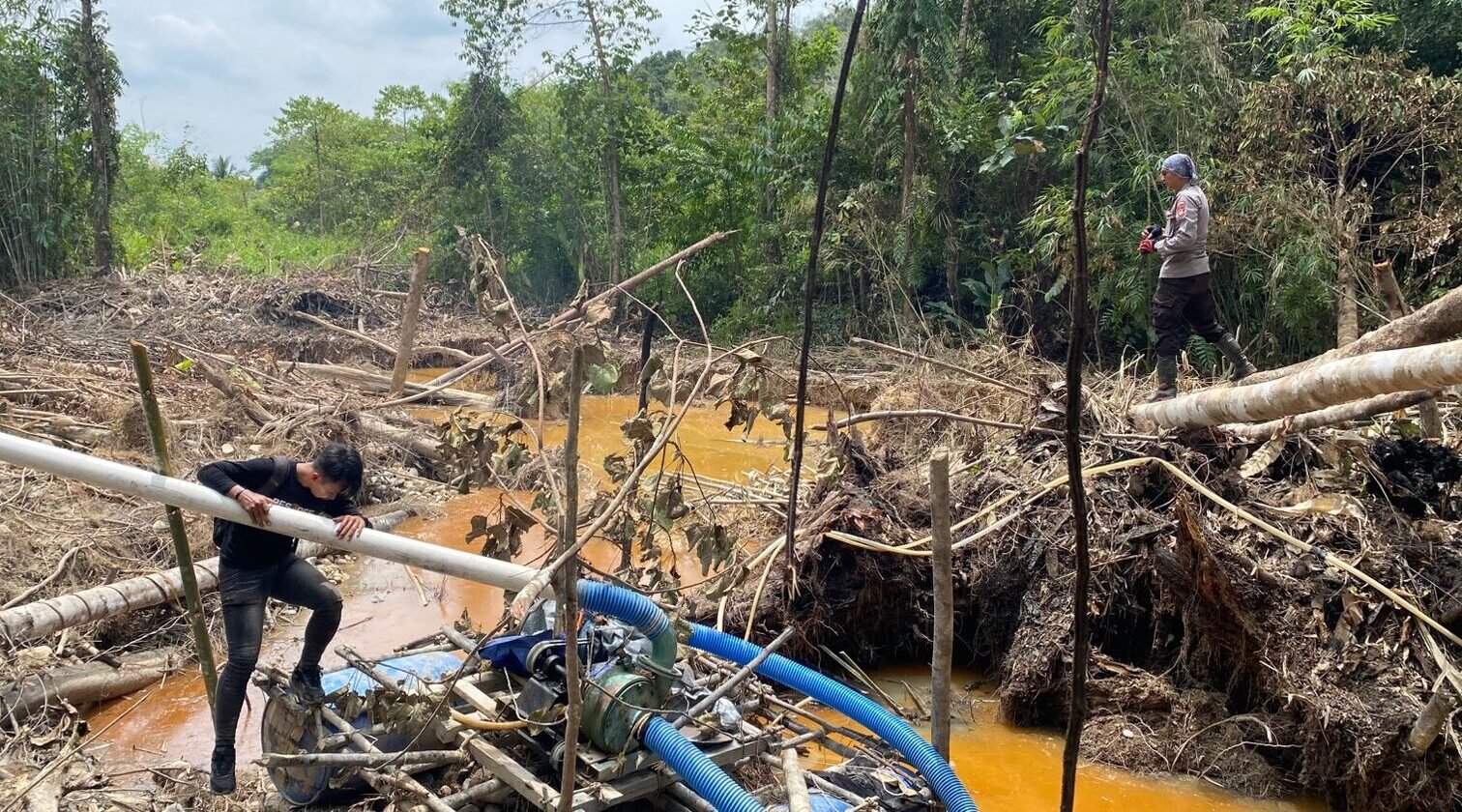 Aparat tertibkan tambang emas ilegal di Desa Berakak akibat Dampak PETI di Sungai Tayan yang merusak kualitas air bersih warga Kecamatan Tayan Hulu.