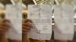 Aswindar Yastin saat memperlihatkan bukti laporan kepolisian terkait insiden dugaan penganiayaan yang dialaminya di Mapolresta Pontianak, Senin (9/2/2026). (Dok. Reni/Faktakalbar.id)