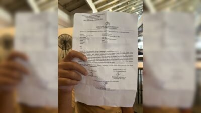 Aswindar Yastin saat memperlihatkan bukti laporan kepolisian terkait insiden dugaan penganiayaan yang dialaminya di Mapolresta Pontianak, Senin (9/2/2026). (Dok. Reni/Faktakalbar.id)