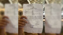 Aswindar Yastin saat memperlihatkan bukti laporan kepolisian terkait insiden dugaan penganiayaan yang dialaminya di Mapolresta Pontianak, Senin (9/2/2026).