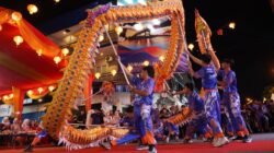 Atraksi parade naga pada perayaan Cap Go Meh di Pontianak.