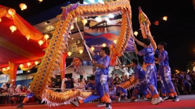 Atraksi parade naga pada perayaan Cap Go Meh di Pontianak.