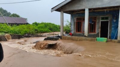 Banjir melanda rumah warga di wilayah Kabupaten Bima, Nusa Tenggara Barat sejak Sabtu (21/2). (Dok. BPBD Kabupaten Bima)
