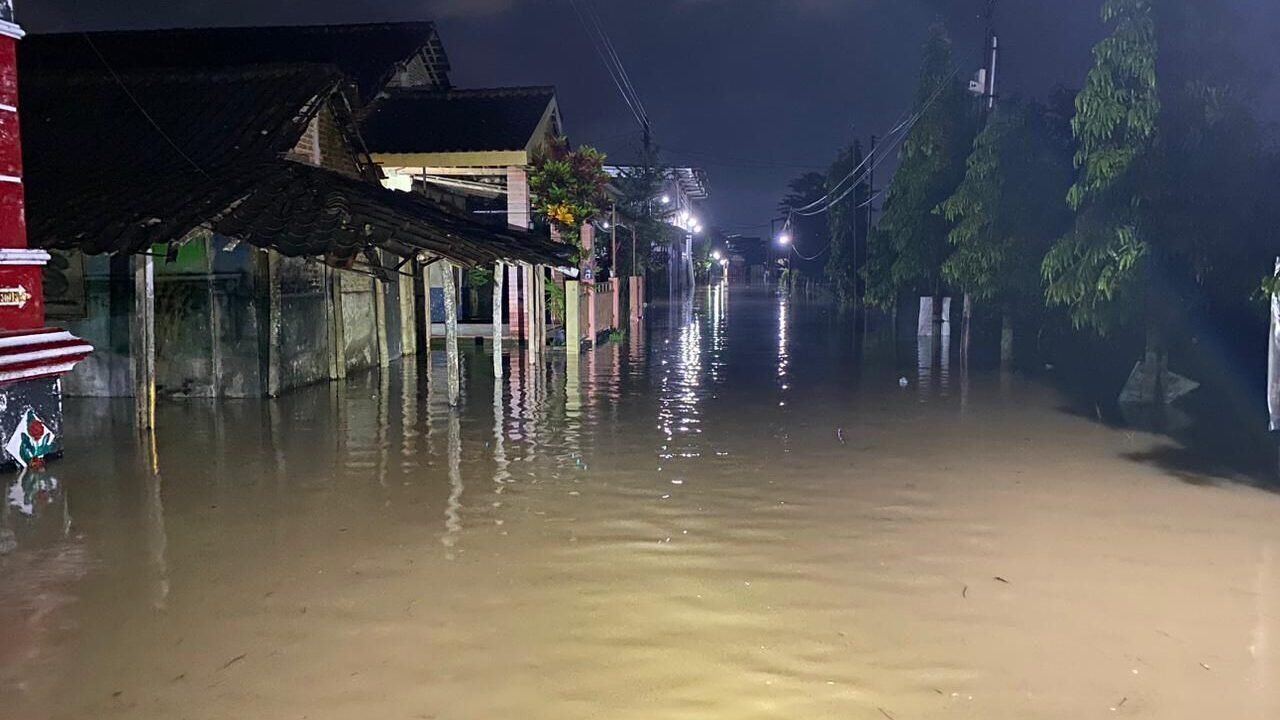Banjir yang melanda Kabupaten Sukoharjo, Provinsi Jawa Tengah pada Minggu (22/2) menggenangi permukiman warga di Kecamatan Polokarto, Mojolaban, dan Grogol akibat hujan berintensitas tinggi. (Dok. BPBD Kabupaten Sukoharjo)