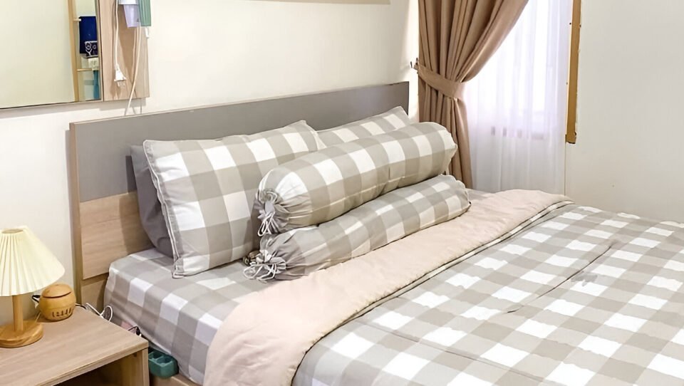 Ilustrasi - Kasur menyimpan debu dan tungau berbahaya. Simak jadwal ideal mencuci seprai, bantal, hingga kasur untuk mencegah penyakit kulit dan pernapasan. (Dok. Ist)