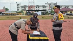 Kapolres Kubu Raya Kadek Ary Mahardika saat memimpin prosesi serah terima jabatan sejumlah PJU dan Kapolsek jajaran di lapangan Mapolres Kubu Raya, Jumat (13/2/2026).