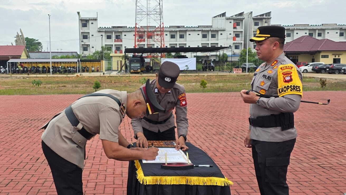Kapolres Kubu Raya Kadek Ary Mahardika saat memimpin prosesi serah terima jabatan sejumlah PJU dan Kapolsek jajaran di lapangan Mapolres Kubu Raya, Jumat (13/2/2026).