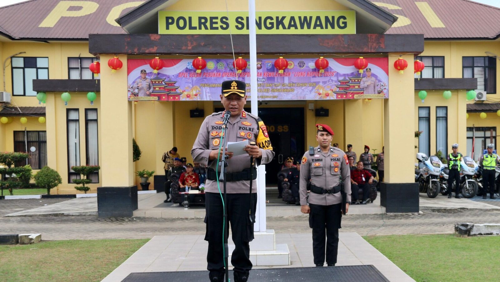 Kapolres Singkawang AKBP Dody Yudianto Arruan saat memberikan arahan kepada personel gabungan untuk memastikan situasi tetap kondusif selama rangkaian perayaan Imlek dan Cap Go Meh 2026 di Kota Singkawang.