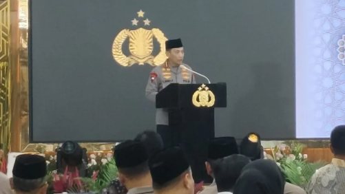 Kapolri Jenderal Pol. Listyo Sigit Prabowo saat memberikan sambutan terkait tantangan disinformasi dalam acara buka puasa bersama insan pers di Gedung Mabes Polri, Jakarta, Rabu (25/2/2026).