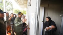 Kepala Badan Nasional Penanggulangan Bencana (BNPB) Letjen TNI Suharyanto, (kemeja hijau dan rompi hijau) saat menyapa dan menyerahkan bantuan bahan kebutuhan pokok kepada warga yang tinggal di hunian sementara (huntara) Pulo Tiga, Kabupaten Aceh Tamiang, Provinsi Aceh, pada Rabu (25/2) siang. (Dok. HO/Faktakalbar.id)