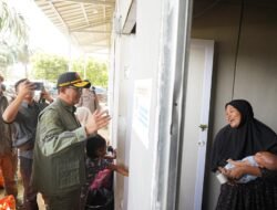 Kepala BNPB Serahkan Bantuan untuk 30 KK Korban Banjir di Huntara Aceh Tamiang