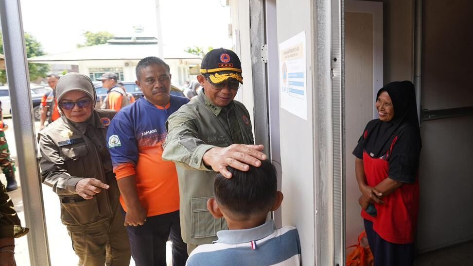 Kepala Badan Nasional Penanggulangan Bencana (BNPB) Letjen TNI Suharyanto, (kemeja hijau dan rompi hijau) saat menyapa dan menyerahkan bantuan bahan kebutuhan pokok kepada warga yang tinggal di hunian sementara (huntara) Pulo Tiga, Kabupaten Aceh Tamiang, Provinsi Aceh, pada Rabu (25/2) siang.