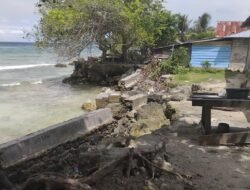 Gelombang Pasang dan Abrasi di Desa Puao Rusak Puluhan Meter Talud Penahan Ombak
