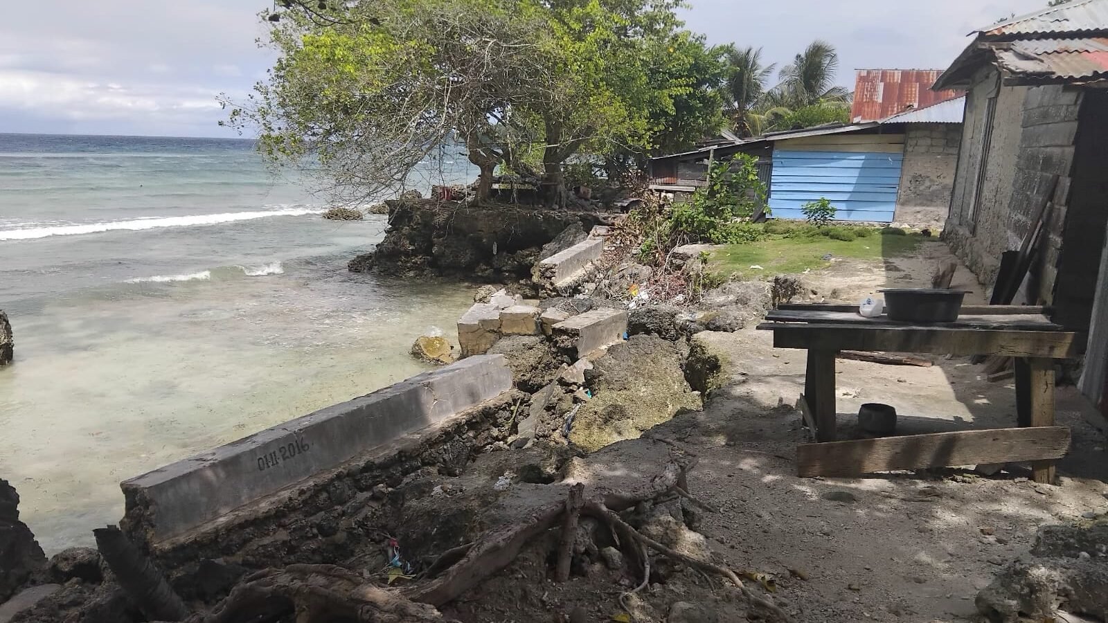 Kerusakan talud penahan ombak akibat hantaman gelombang pasang di Desa Puao, Kecamatan Wasile Tengah, Halmahera Timur, Provinsi Maluku Utara, Sabtu (31/1). (Dok. BPBD Kab. Halmahera Timur)
