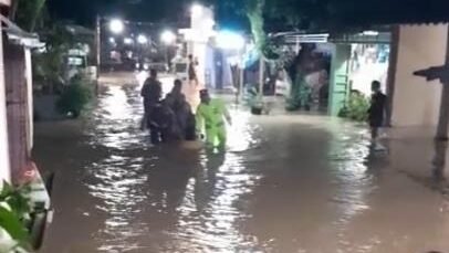 Kondisi banjir di wilayah Kabupaten Kendal, Provinsi Jawa Tengah pada Selasa (10/2) yang merendam 1.105 unit rumah warga setempat