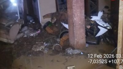 Kondisi banjir merendam pemukiman di Kecamatan Majalaya, Kamis (12/2). (Dok. HO/Faktakalbar.id)