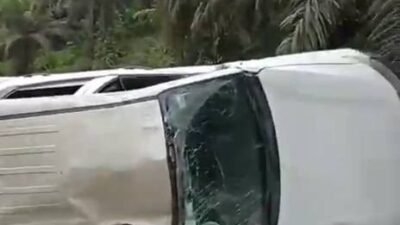 Kondisi mobil pengangkut pekerja PT MPE usai mengalami kecelakaan tunggal di Dusun Emperarak, Desa Nanga Pembubuh, Kabupaten Sekadau. (Dok. Ist)