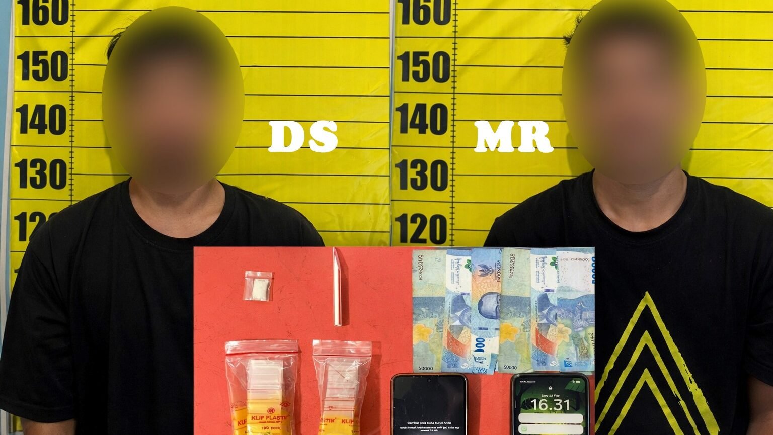 Terduga DS dan MR beserta barang bukti bukti sabu seberat 0,55 gram dan ponsel milik terduga pengedar yang ditangkap di Desa Balai Karangan. (Dok. Ist)