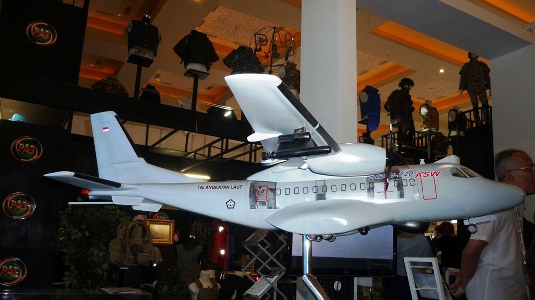 Suasana booth PT Dirgantara Indonesia (PTDI) di Singapore Airshow 2026 yang menampilkan kerja sama strategis dengan berbagai mitra global. (Dok. HO/Faktakalbar.id)