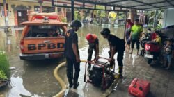 Para petugas gabungan melakukan pompanisasi pascabanjir yang terjadi di Provinsi Bali pada Selasa (24/2). Sumber Foto: BPBD Provinsi Bali