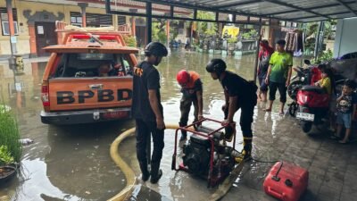 Para petugas gabungan melakukan pompanisasi pascabanjir yang terjadi di Provinsi Bali pada Selasa (24/2). Sumber Foto: BPBD Provinsi Bali