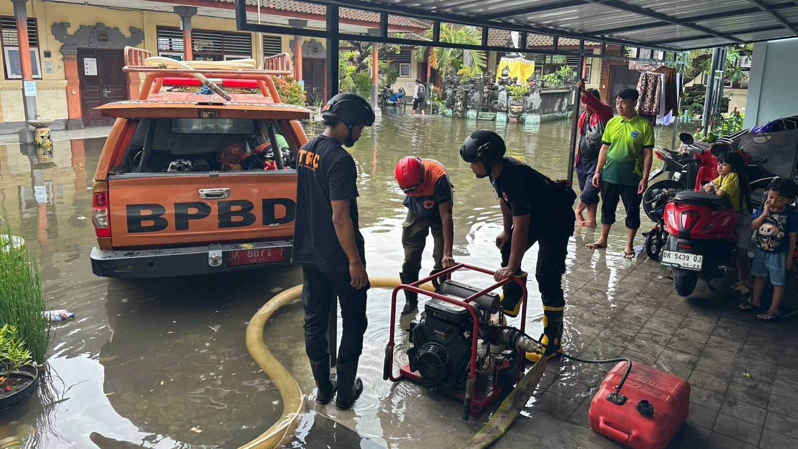 Para petugas gabungan melakukan pompanisasi pascabanjir yang terjadi di Provinsi Bali pada Selasa (24/2). Sumber Foto: BPBD Provinsi Bali