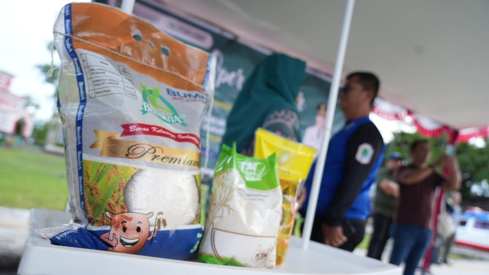 Pemprov Kalbar menggelar operasi pasar murah di Kapuas Hulu untuk menekan inflasi. (Dok. HO/Faktakalbar.id)