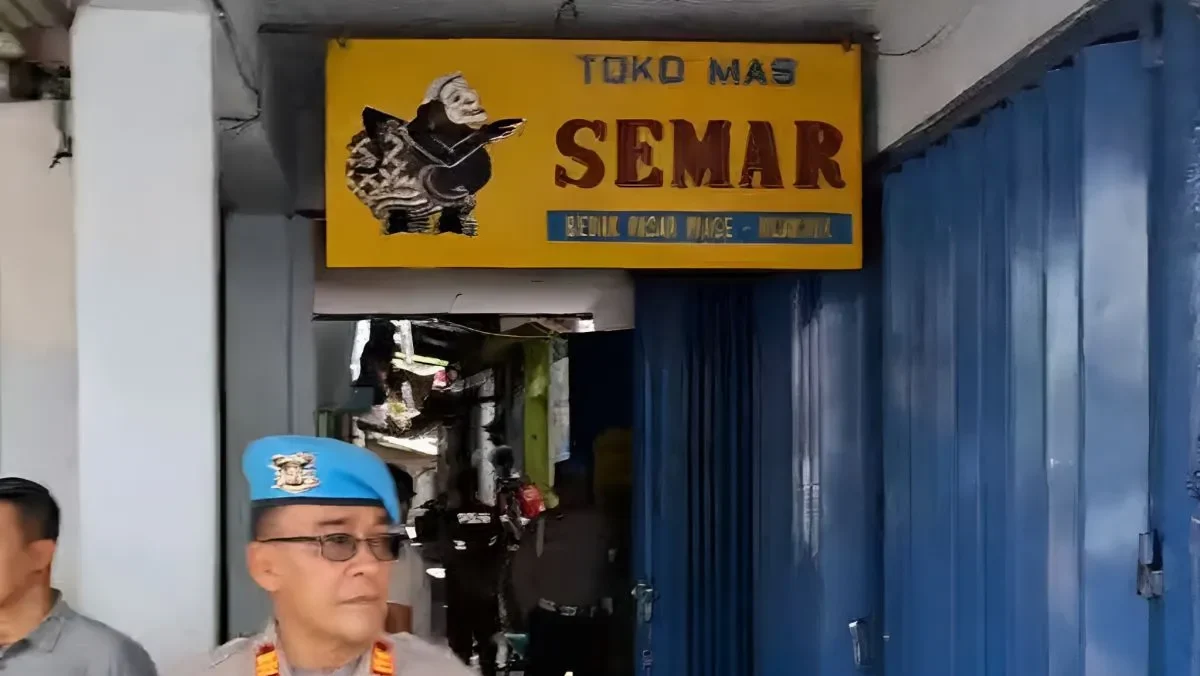 Personel Polri berjaga di depan sebuah toko emas dalam penggeledahan terkait tindak pidana pencucian uang (TPPU)