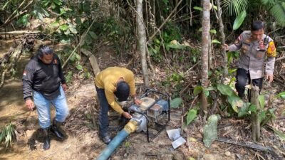 Personel gabungan dari Polsek Tayan Hulu, TNI, dan pihak Kecamatan saat melaksanakan penertiban dan pemberian imbauan larangan aktivitas PETI di Desa Berakak, Kamis (12/2/2026).