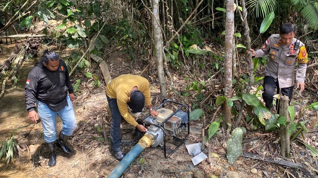 Personel gabungan dari Polsek Tayan Hulu, TNI, dan pihak Kecamatan saat melaksanakan penertiban dan pemberian imbauan larangan aktivitas PETI di Desa Berakak, Kamis (12/2/2026).