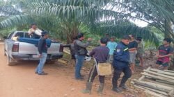 Personel kepolisian dari Polsek Sekadau Hulu memberikan imbauan langsung kepada warga di sekitar area Pertambangan Emas Tanpa Izin (PETI) untuk menghentikan aktivitas ilegal yang merusak lingkungan.