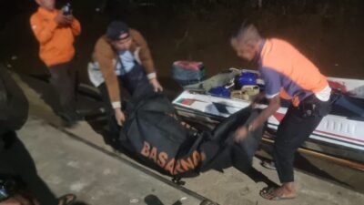 Personel kepolisian saat melakukan proses evakuasi jenazah bayi yang ditemukan warga mengapung di perairan Desa Tanjung Beringin, Kecamatan Batu Ampar, menuju RS Bhayangkara Pontianak.