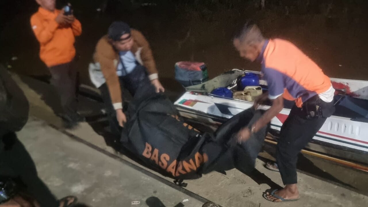 Personel kepolisian saat melakukan proses evakuasi jenazah bayi yang ditemukan warga mengapung di perairan Desa Tanjung Beringin, Kecamatan Batu Ampar, menuju RS Bhayangkara Pontianak.