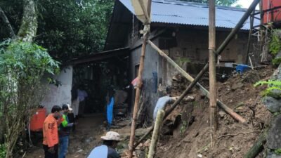 Petugas BPBD Kab. Bogor melakukan pendataan rumah warga yang rusak akibat pergerakan tanah di Desa Karang Tengah, Kecamatan Babakan Madang, Kabupaten Bogor, Jawa Barat, pada Sabtu (31/1). (Dok. BPBD Kab. Bogor)